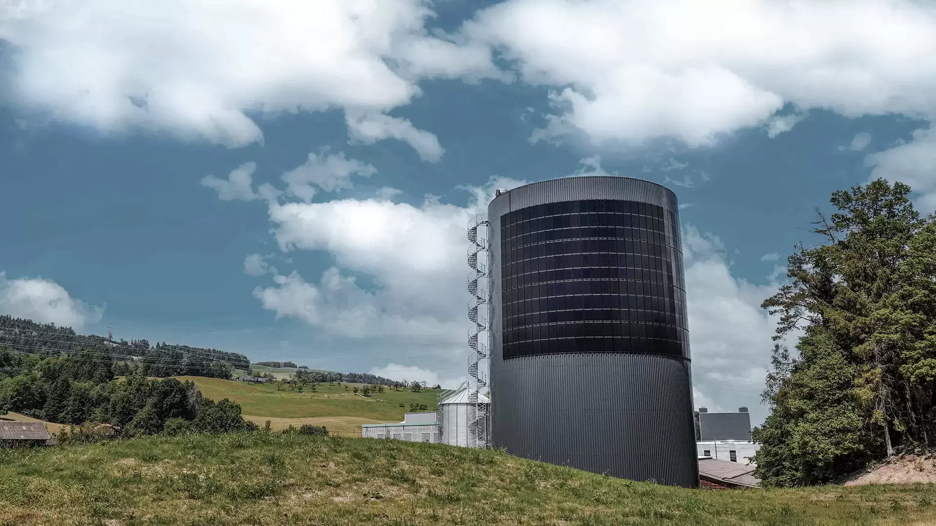 Wärmespeicher Turm mit PV-Anlage