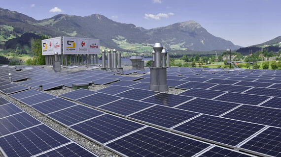 Solarfeld auf Dach eines Gewerbebaus