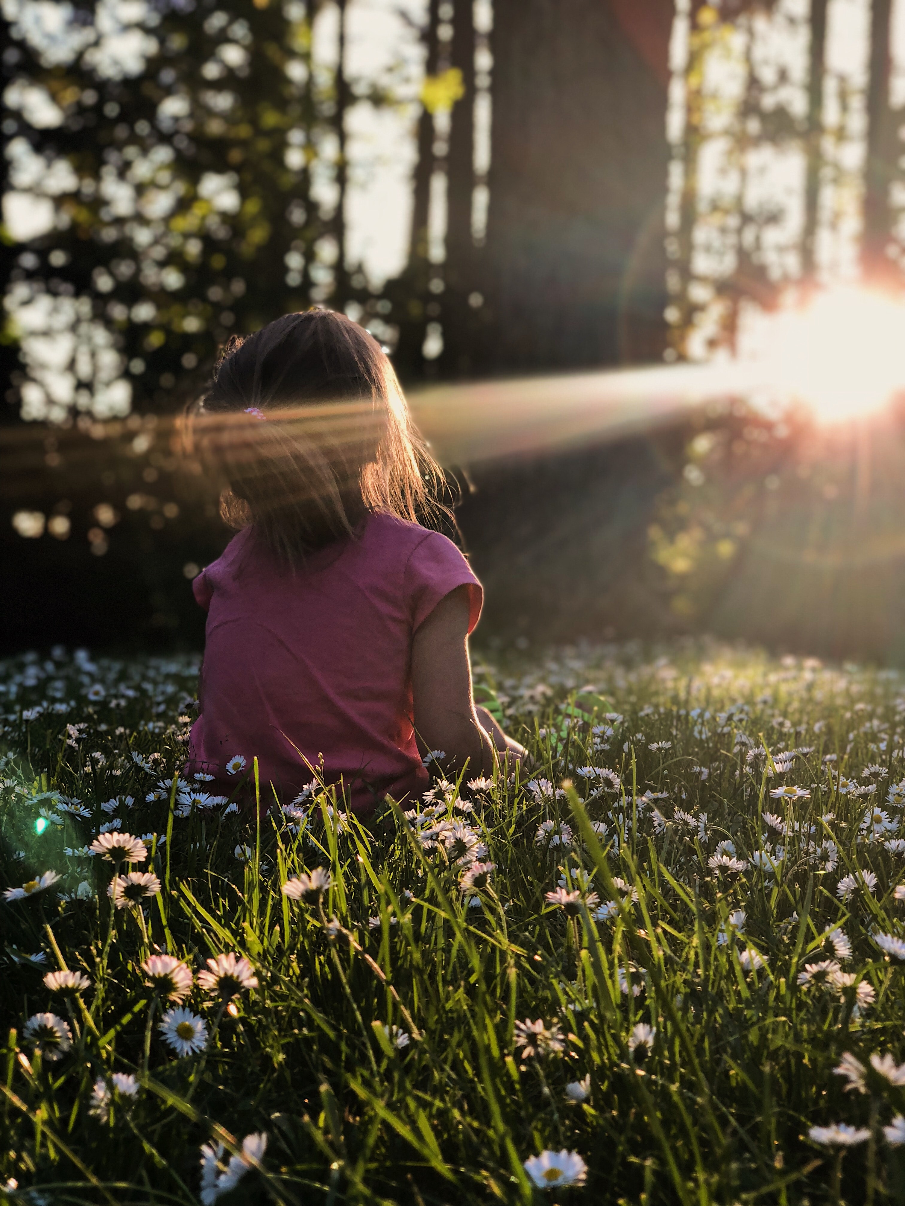 Kind im Wald mit Sonnenstrahlen